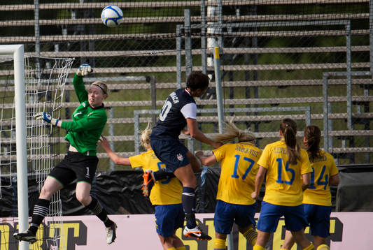 Hedvig Lindahl, målvakt, Sverige boxar ut bollen
