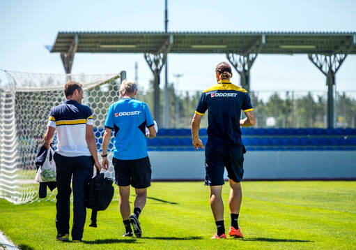 Zlatan Ibrahimovic lämnar presskonferensen