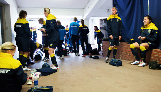 Tjejerna tar på sig skorna i spelargången