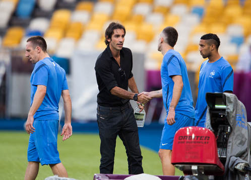 Robert Pirès, tidigare spelare, hälsar på de franska