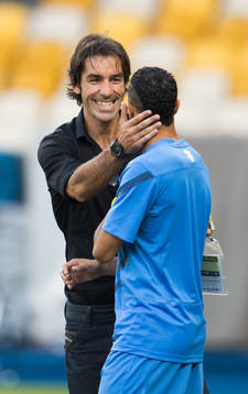 Robert Pirès, tidigare spelare, hälsar på de franska