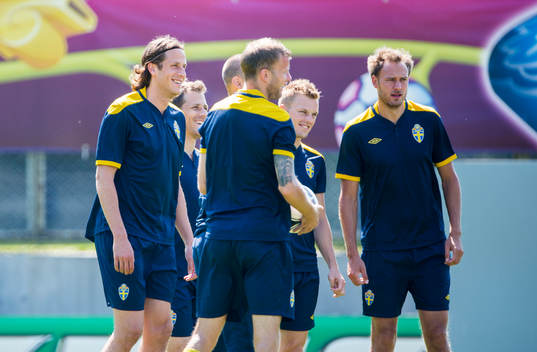 Sveriges sista träning i EM. Jonas Olsson tillbaka i laget