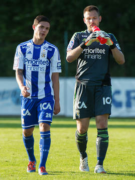 David Moberg-Karlsson, pratar med John Alvbåge, målvakt,