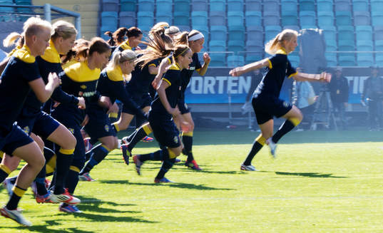Kosovare Asllani och resten av laget värmer upp