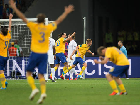 Sebastian Larsson, Sverige, gör 2-0, jubel