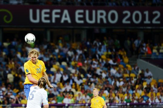 Ola Toivonen, Sverige, nickar bollen