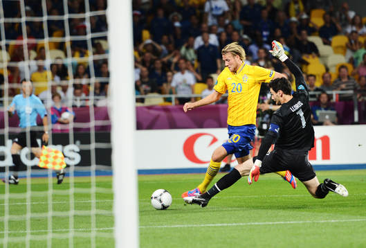 Ola Toivonen, Sverige, kommer fri mot Hugo Lloris,