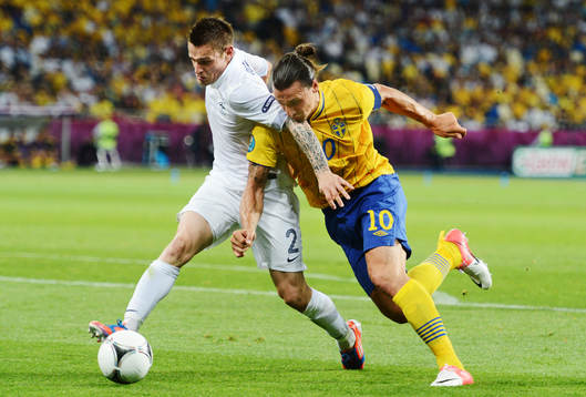 Mathieu Debuchy, Frankrike, håller undan Zlatan