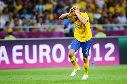 Olof Mellberg, Sverige, visar frustration. Depp
