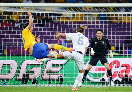 Zlatan Ibrahimovic, Sverige, skjuter in 1-0. Philippe Mexes