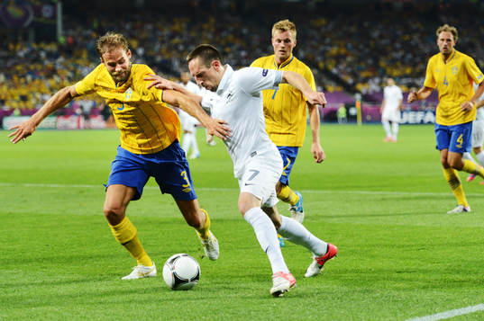 Olof Mellberg, Sverige, håller undan Franck Ribery,