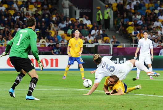 Philippe Mexes, Frankrike, stoppas av Olof Mellberg, Sverige