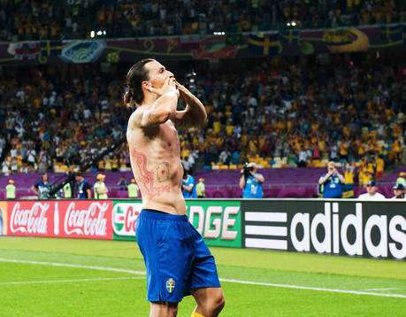 Zlatan Ibrahimovic, Sverige, riktar en slängkyss mot de