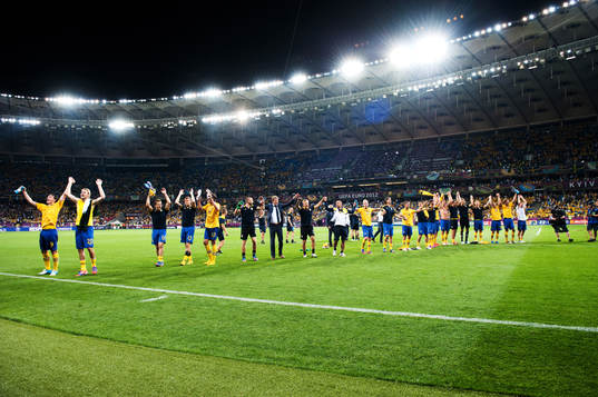 De svenska spelarna tackar fansen