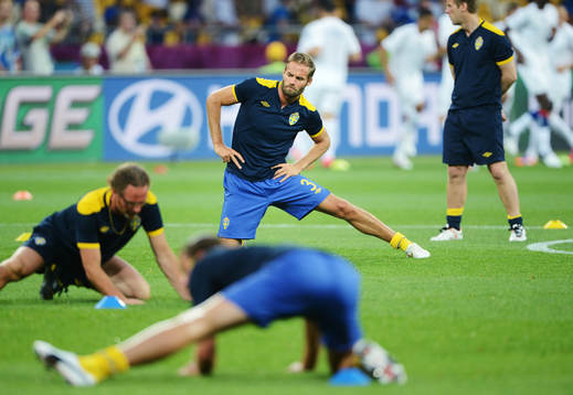 Olof Mellberg, Sverige, värmer upp