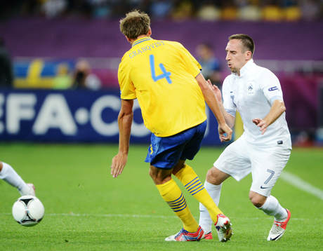 Andreas Granqvist, Sverige, blir lurad av Franck Ribery,
