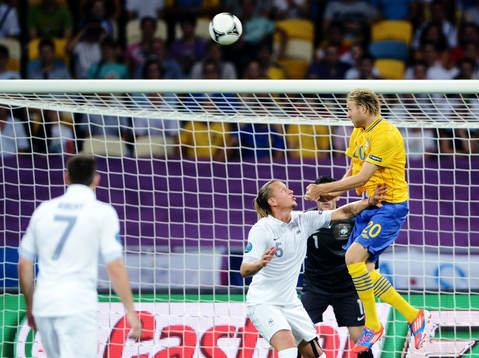 Philippe Mexes, Frankrike, stoppar Ola Toivonen, Sverige