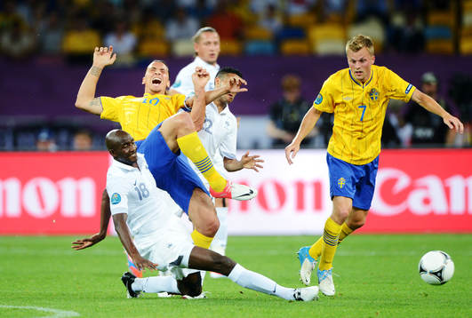 Alou Diarra och Gaël Clichy, Frankrike, tacklar Zlatan