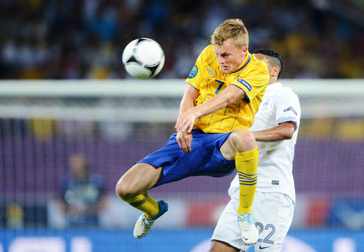 Sebastian Larsson, Sverige, vinner en luftduell