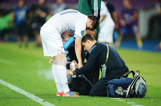 Samir Nasri, Frankrike, får vård. Kylspray