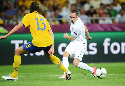 Jonas Olsson, Sverige, utmanas av Franck Ribery, Frankrike