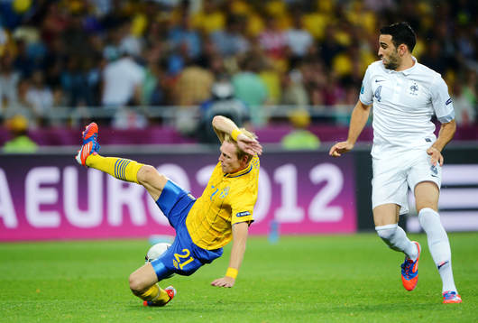Christian Wilhelmsson, Sverige, i en duell med Adil Rami,