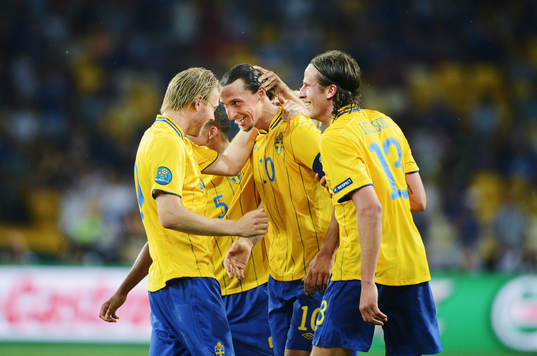 Ola Toivonen och Jonas Olsson gratulerar Zlatan