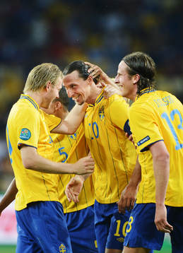 Ola Toivonen och Jonas Olsson gratulerar Zlatan