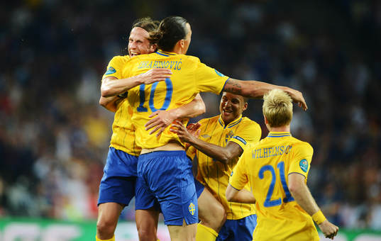 Jonas Olsson slänger sig mot Zlatan Ibrahimovic, Sverige,