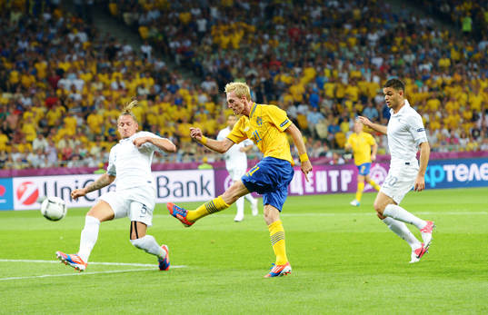Christian Wilhelmsson, Sverige, skjuter mot mål