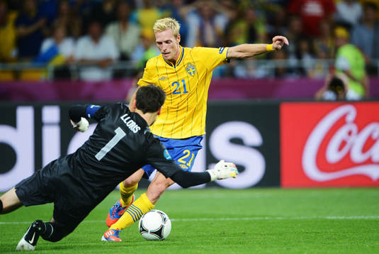 Hugo Lloris, målvakt, Frankrike, utmanas av Christian