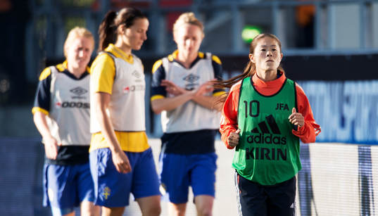 Homare Sawa, Japan, värmer upp