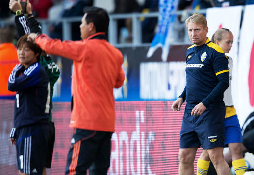 Thomas Dennerby, förbundskapten, Sverige, tittar på Nario