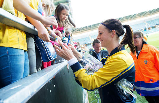 Lotta Schelin, Sverige, skriver autografer