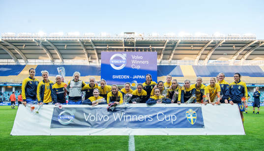 Sverige laget vid Volvoplakatet