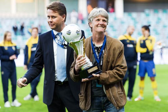 Anders Gustafsson, VD Volvo, delar ut förstapriset till
