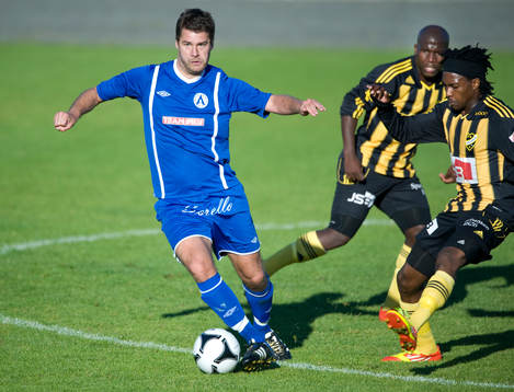 F. IFK-spelaren Henrik Edfors mot Ayanda Nkili och Andile