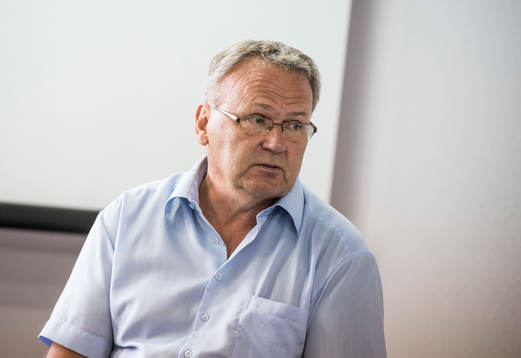 Jonas Nystedt, informationsansvarig, informerar om olika