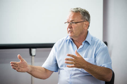 Jonas Nystedt, informationsansvarig, informerar om olika