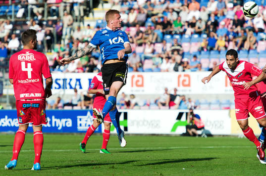 Gudjón Baldvinsson, Halmstad, nickar in 1-0