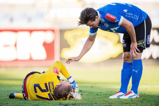 Marcus Antonsson, Halmstad, är framme och ber om ursäkt