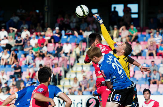 Robin Malmkvist, målvakt, Assyriska, boxar ut bollen