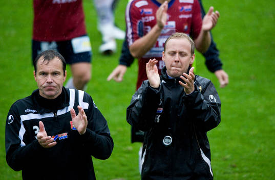 Hans Prytz och Jonas Karlén, tränare, Örgryte, tackar