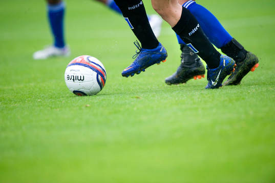 Fot, fotboll, fotbollsskor, fotbollsstrumpor, gräs, genre