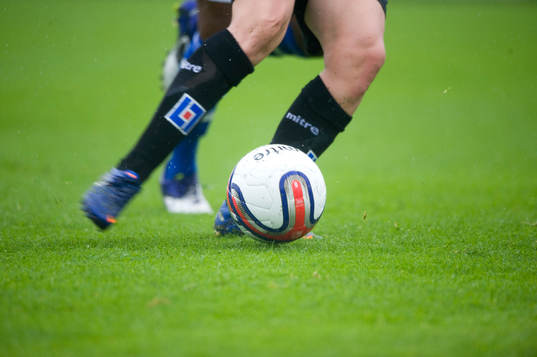 Fot, fotboll, fotbollsskor, fotbollsstrumpor, gräs, genre