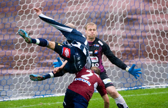 Peter Abrahamsson, Örgryte räddar framför Enes