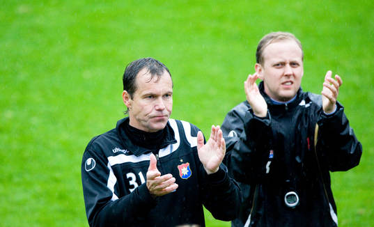 Hans Prytz och Jonas Karlén, tränare, Örgryte, tackar