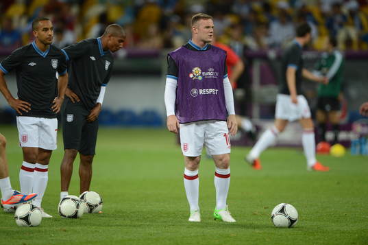 Wayne Rooney, England, värmer upp