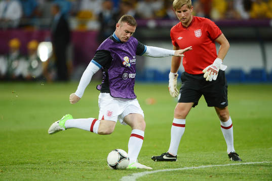 Wayne Rooney, England, värmer upp