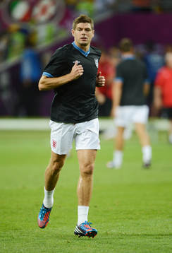 Steven Gerrard, England, värmer upp